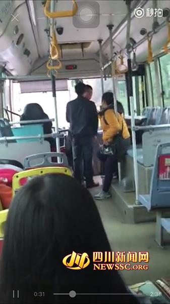 公交车上乘客少投1元 司机要求补齐被打出鼻血2 公交车上乘客少投1元 司机要求补齐被打出鼻血2