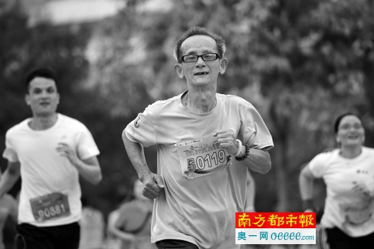 一位长者在去年的公益长跑比赛中。