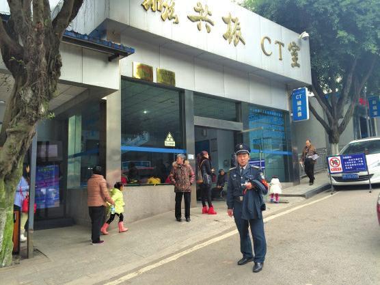 车辆霸占医院急救车道 司机打保安还掏菜刀2 车辆霸占医院急救车道 司机打保安还掏菜刀2