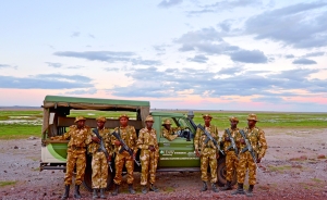 安波塞利国家公园，300多人的大象巡护队队员荷枪实弹负责?；?400多头大象安全。严防盗猎行为。