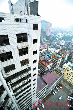 佛山一大厦楼顶泄水池爆裂 “砖雨”砸毁5车1 佛山一大厦楼顶泄水池爆裂 “砖雨”砸毁5车1