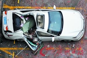 佛山一大厦楼顶泄水池爆裂 “砖雨”砸毁5车2 佛山一大厦楼顶泄水池爆裂 “砖雨”砸毁5车2