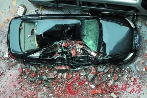 佛山一大厦楼顶泄水池爆裂 “砖雨”砸毁5车3 佛山一大厦楼顶泄水池爆裂 “砖雨”砸毁5车3