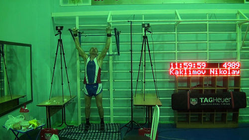 卡克里莫夫12小时内做了4989次引体向上。（视频截图）