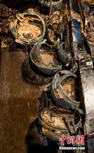 此外，这次出土的玉耳杯是酒具，截至目前，西汉?；韬钅挂逊⑾秩植闹实亩?，绝大多数为漆木器。