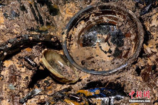 主椁室南侧清理出一件玉耳杯。耳杯常被认为是一种酒具，其实它也有装食物的功能。这次出土的玉耳杯是酒具，截至目前，西汉?；韬钅挂逊⑾秩植闹实亩蠖嗍崮酒?。 郭晶 摄