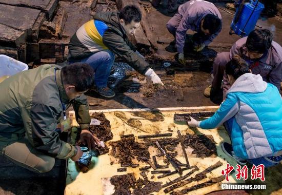 考古人员正在发掘文物。 郭晶 摄