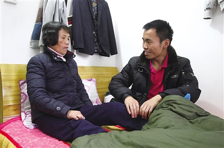 王晨晨一边给母亲按摩一边陪母亲聊天 记者 蒋雨龙 摄 王晨晨一边给母亲按摩一边陪母亲聊天 记者 蒋雨龙 摄