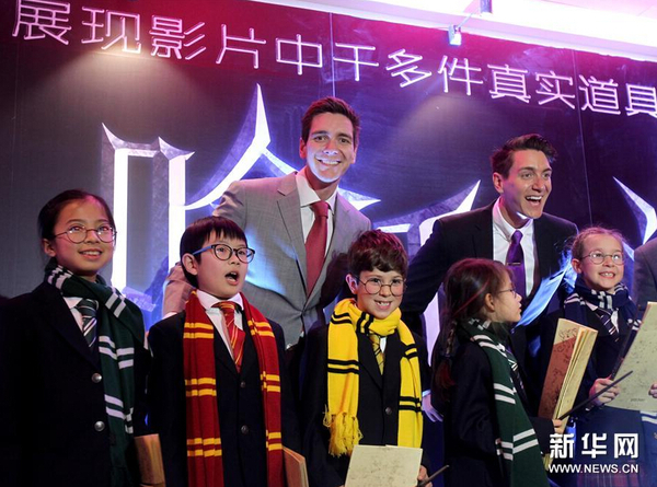 12月4日，《哈利波特》电影中韦斯莱双胞胎兄弟的扮演者与小影迷合影。
