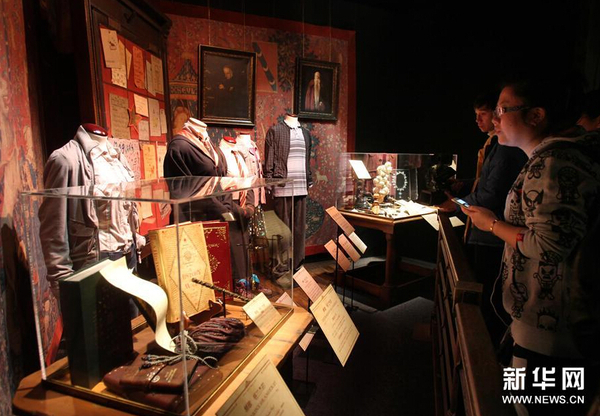 12月4日，参观者在电影服装道具前驻足观看。