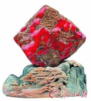 昌化鸡血石雕件。