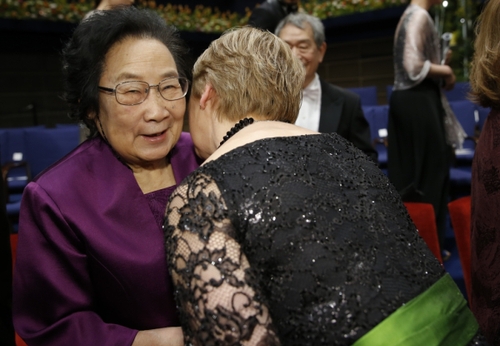 屠呦呦因开创性地从中草药中分离出青蒿素应用于疟疾治疗获得今年的诺贝尔生理学或医学奖。这是中国科学家在中国本土进行的科学研究而首次获诺贝尔科学奖，是中国医学界迄今为止获得的最高奖项，也是中医药成果获得的最高奖项。