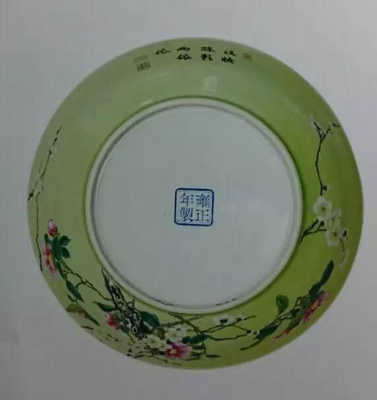 清雍正 珐琅彩题诗花卉纹盘(盘底图)