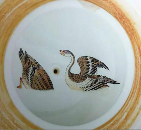 清乾隆 珐琅彩题诗芦雁纹茶壶(局部图)