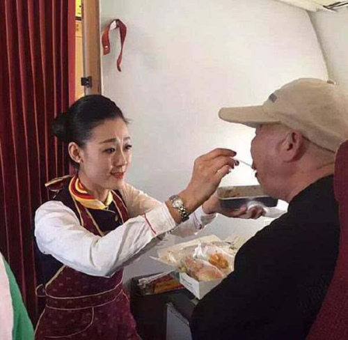 空姐蹲地喂脑梗瘫痪老人吃饭 老人泣不成声 空姐蹲地喂脑梗瘫痪老人吃饭 老人泣不成声