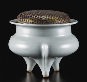 宋龙泉窑鬲式炉，关西美术2015秋拍成交价1278万日元。