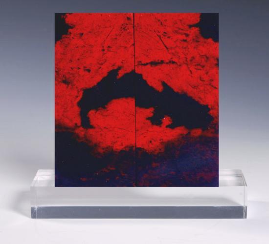 桂林鸡血玉黑底红对章“鲲”