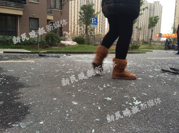 沪一高层民宅爆炸致2人死亡 居民:气浪炸翻电梯门