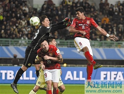 　保利尼奥补时阶段攻入制胜球瞬间。新华社记者 刘大伟 摄