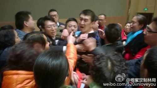 12月12日，《货币战争》作者宋鸿兵在山西省太原市演讲遭遇部分投资者的围攻，疑与其为昆明泛亚有色金属交易所站台有关。