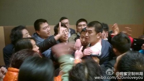 宋鸿兵被迫手写道歉书，并称泛亚资金出现问题，可能跟股票市场有关。此前在一些场合受到宋鸿兵的“指引”，投资者购买了泛亚有色金属交易所推出的理财产品“日金宝”，后因泛亚发生兑付危机使得这些投资人血本无归。图为宋鸿兵遭围攻现场。