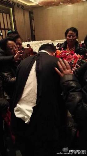 若按照新广告法的逻辑，虚假商业广告代言人同样需要承担连带责任。那么在泛亚这个投资骗局上，宋鸿兵在很大程度上充当了这样的一个角色。