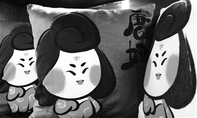 陕西历史博物馆制作的出自唐代粉彩俑形象的“唐妞”抱枕 陕西历史博物馆制作的出自唐代粉彩俑形象的“唐妞”抱枕