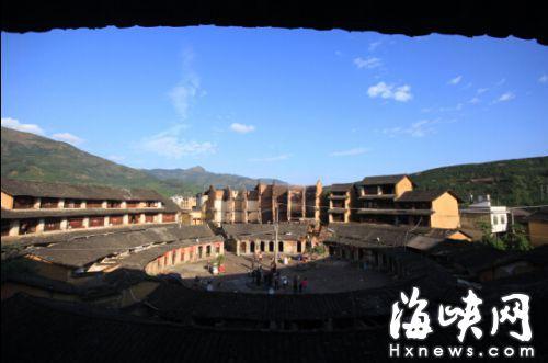 厥宁楼全景，照片上方为烧毁的部分