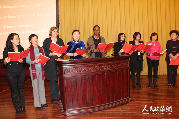 15-青爱工程办公室主任、北京青爱教育基金会理事长张银俊和与会母亲代表宣读天下母亲“以爱抗艾”行动倡议书（1）_副本