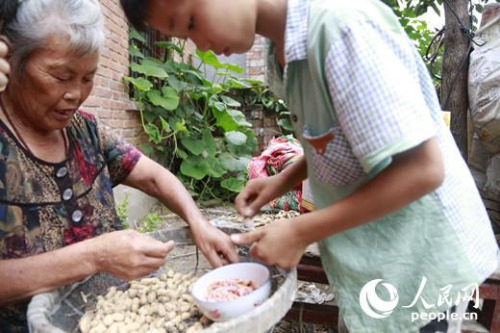 留守儿童监护之痛:家长几个月不联系 奶奶教打架2 留守儿童监护之痛:家长几个月不联系 奶奶教打架2