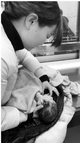 在车站厕所接生孩子 两名护士差点误火车 在车站厕所接生孩子 两名护士差点误火车