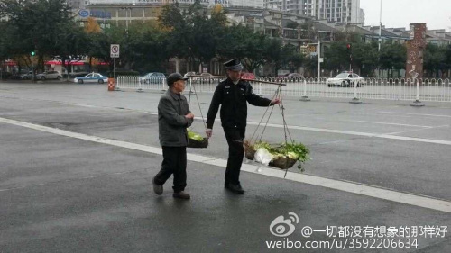 四川德阳城管帮八旬大爷挑菜担:只是做了该做的 四川德阳城管帮八旬大爷挑菜担:只是做了该做的