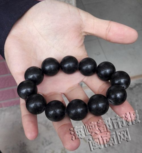 这条黑珠手串乍一看不起眼,可来头不小