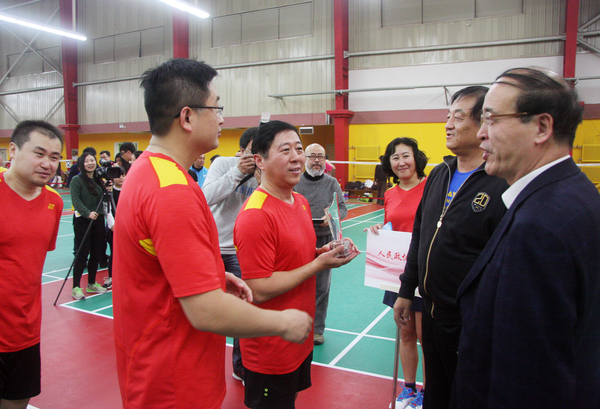 图十一为闭幕式上，主办方为本报代表队颁奖