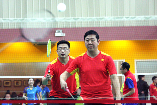 图五：为本报社领导原哲、王相伟参加社领导组合双打项目