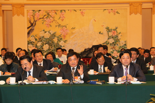 2011年3月全国两会期间，徐安碧（前排左）作为江苏代表团成员的人大代表，就宜兴紫砂的现状和未来发言。