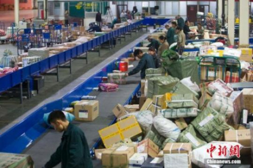 资料图：“双十一”全民网购狂欢节过后，物流快递迎来高峰。张云 摄