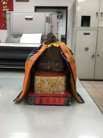 萧姓、刘姓男子盗窃的土地公像。来源 台湾联合新闻网