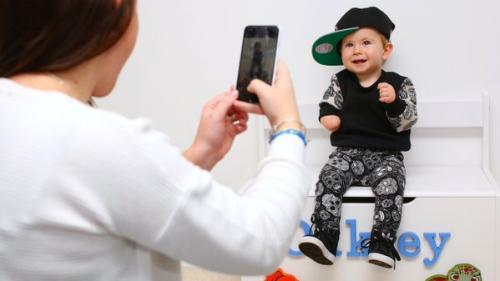 　小家伙非常乐观自信，他喜欢穿着时尚服装摆造型拍照。