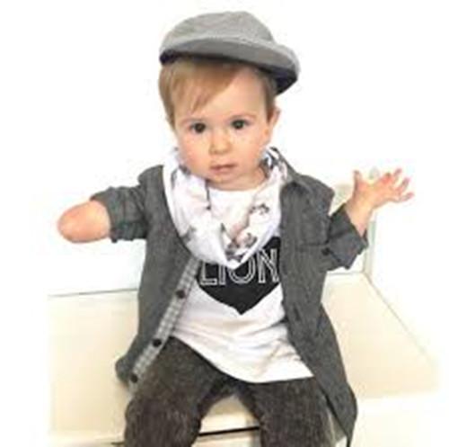 　　小家伙非常乐观自信，他喜欢穿着各式各样的时尚服装摆造型拍照。