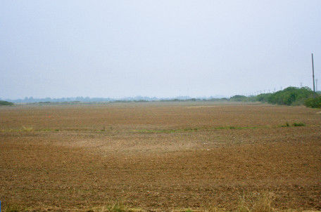 P30(1)当年举国震惊的铁本江边项目的工地，如今或堆满垃圾，或成为耕地。