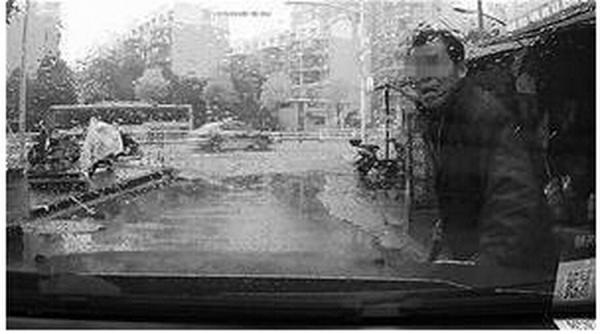 碰瓷叫嚣拿钱砸我