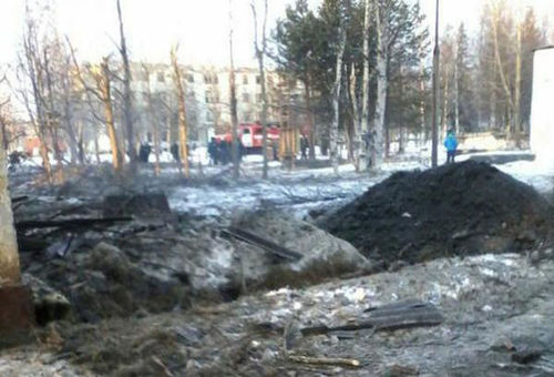 俄罗斯一试射巡航导弹偏离轨道 坠落居民点附近。图为事发现场。（网页截图）