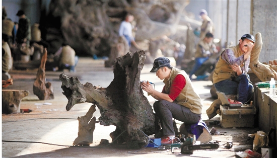 根雕艺术家正在进行现场创作。