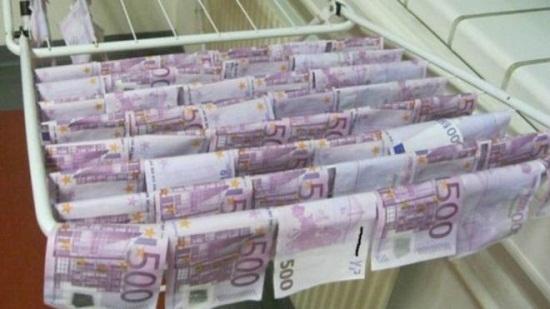 据外媒8日报道，奥地利首都维也纳多瑙河中日前出现价值约10万欧元的钞票，一名男童跳进河中把钞票打捞起来。警方就巨额欧元现钞如何流入多瑙河展开调查；若找不到失主，这批钞票将归男孩所有。