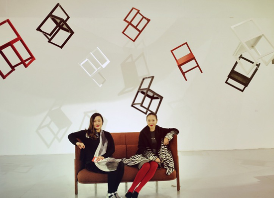 图为谜藏女性艺术生活收藏创始人、策展人： 姜艾、高丽