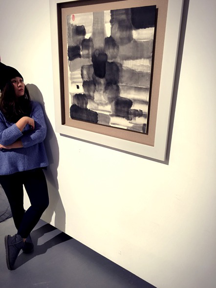 图为艺术家姜艾及作品《飘》