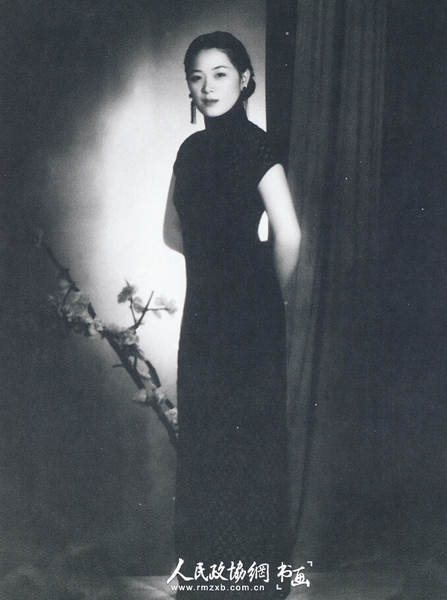 1937年，潘素摄于上海。_副本