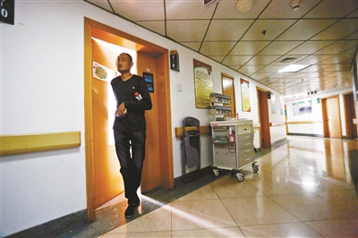 张宏宇此前在南京军区总医院照顾被狗咬伤的李娟，22日被利辛警方刑拘供图/CFP