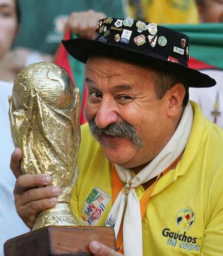 费尔南德斯和自己金杯形影不离